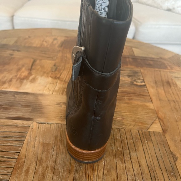 UGG women’s black leather zip boots - Picture 10 of 10